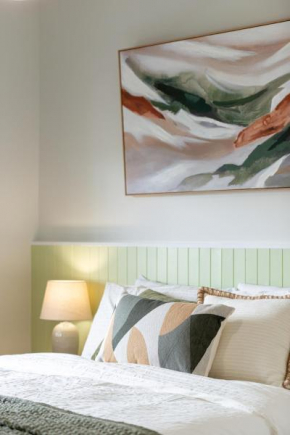 The Elements l Earth l 4 Stunning Apartments each with Private Outdoor Dining l Walk to the Beach l Pet Family and Event Friendly l Wifi l Netflix l Outdoor Shower l Communal BBQ Pavilion and Lawn Are